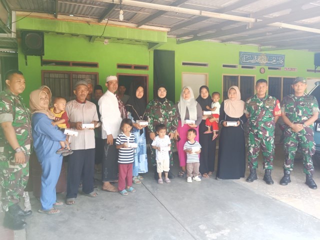 Jumat Berkah Kodim 0510/Tigaraksa Peltu (K) Yuyun Bagikan Nasi Kotak di Ponpes Riyadussibyan