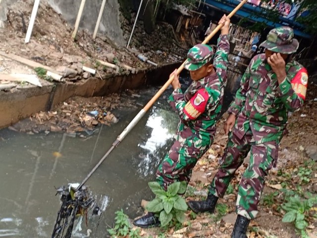 Minggu Bersih, Koramil Matraman Bersama Tiga Pilar Karya Bhakti Bersihkan Pasar Palmeriam, Matraman Jakarta Timur