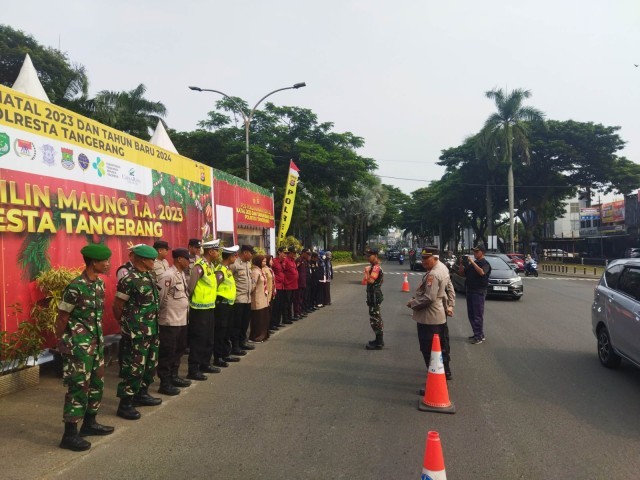Koramil 14/Panongan Melaksanakan Pengamanan Natal 2023 Dan Tahun Baru 2024 Di Pos Pam Citra Raya