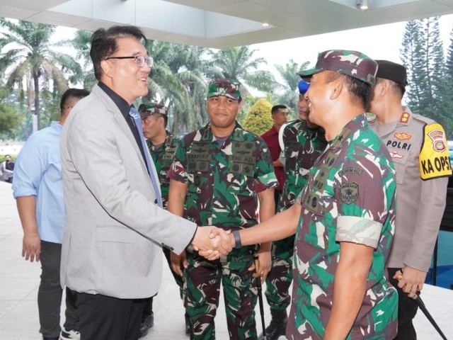 Pastikan Wilayah Kondusif, Dandim 0510/Tigaraksa Dampingi Danrem 052/Wkr Pantau Ibadah Misa Natal