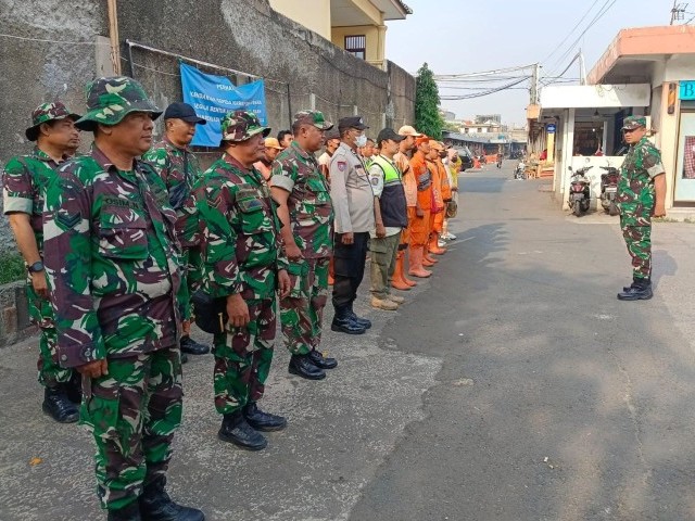 Bersih-Bersih Pasar, Koramil 08/Duren Sawit Gelar Karya Bakti
