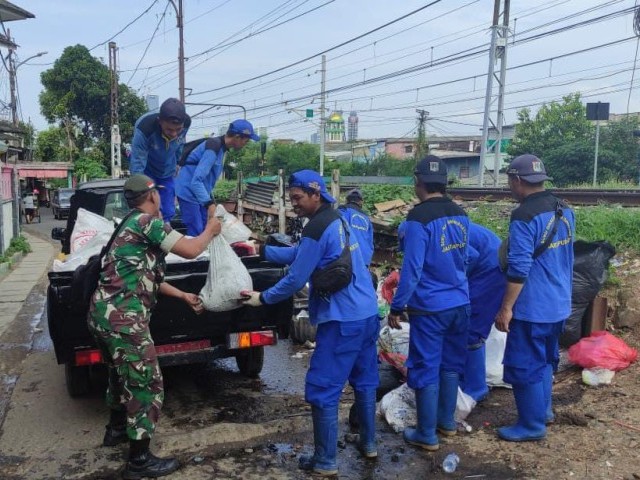 Babinsa Koramil 01/Menteng Bersama Sudin Sumber Air Melaksanakan Kerja Bakti Bersama