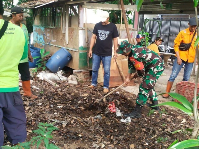 Bersihkan Selokan, Koramil 08/Pml Dan Warga Meminimalkan Dampak Banjir dan Wabah Penyakit