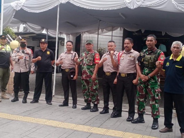 Babinsa Kodim 0501/JP Bersama Tiga Pilar Amankan Gereja Tempat Ibadah Natal