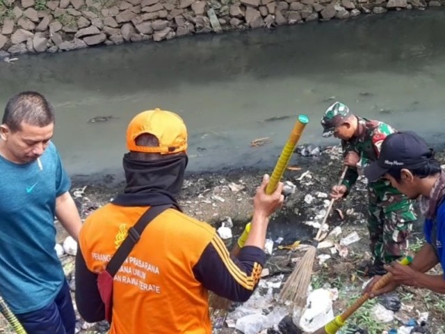 Karya Bakti Bersihkan Saluran Air, Babinsa Cakung Bersama Warga Pulogebang