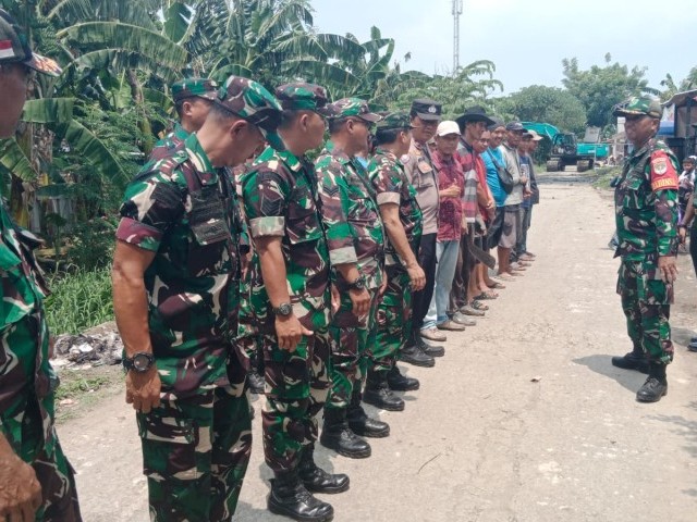 Kali Kelurahan Kebalen Jadi Sasaran Karya Bakti Koramil 04/Babelan