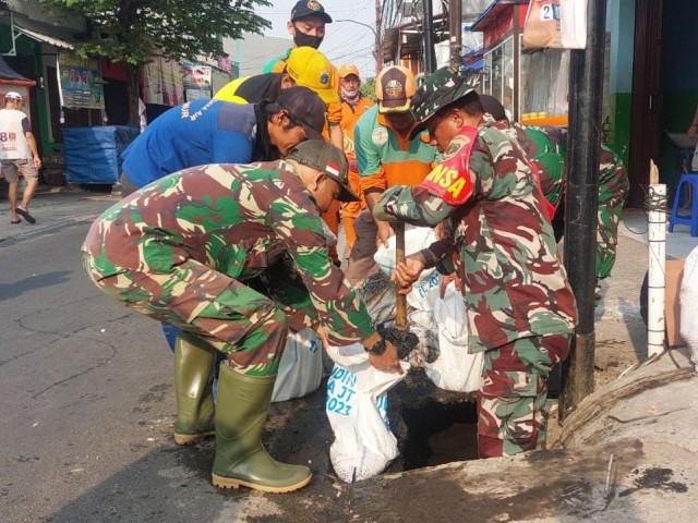 Koramil Cipayung Kerja Bakti Bersama Warga Bersihkan Saluran Air