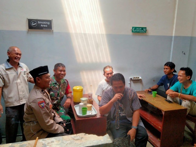 Babinsa Laksanakan Komsos Dengan Tomas Jaga Persatuan Kesatuan