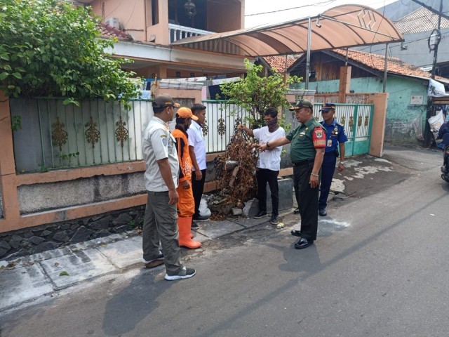 Babinsa Koramil 05/KJ Bersama Tiga Pilar Beri Himbauan Larangan Warga Bakar Sampah