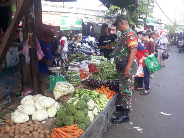 Cek Harga Sembako dan Situasi Keamanan Pasar, Sertu Amramus Sambangi Pasar