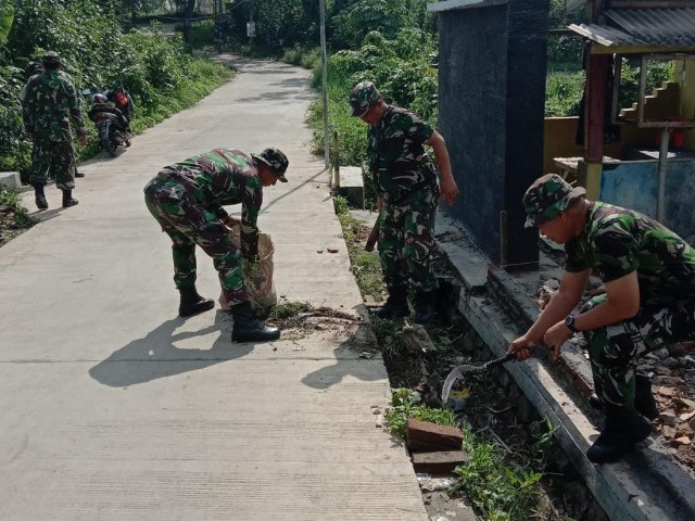 Karya Bakti Bersama Warga Desa Merak, Danramil 05/Balaraja : Upaya Pencegahan Wabah Penyakit