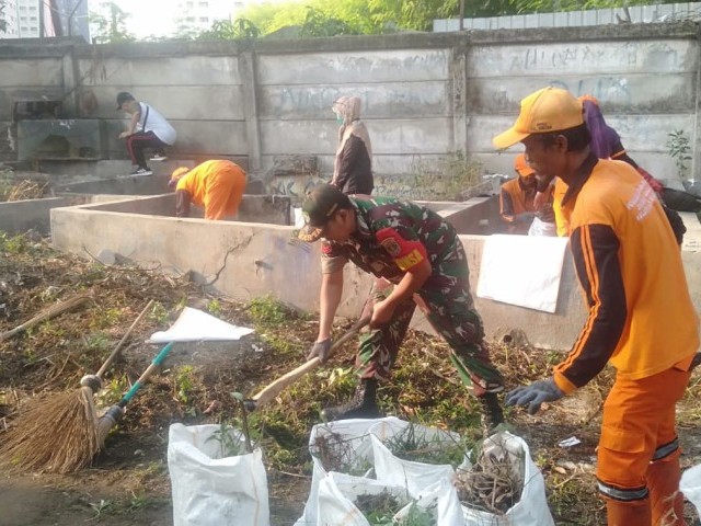 Peduli Kebersihan, Babinsa Koramil 06/Cempaka Putih Serta Anggota PPSU Dan Warga Binaan Laksanakan Kerja Bakti Bersama