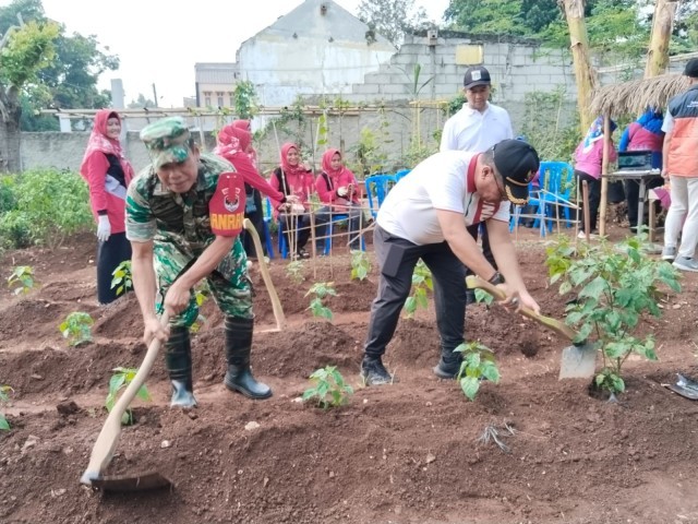 Dukung Ketahanan Pangan Wilayah, Danramil 05/KJ Bersama Tiga Pilar Gelar Giat Urban Farming