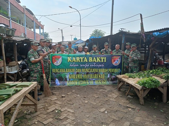 Bangun Budaya Bersih Koramil 09 Cibarusah Bersihkan Lingkungan Pasar