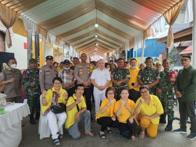 Personil Koramil 01/Teluknaga Terjun langsung Bantu Baksos Yayasan Wihara San Shan Jiu Long Thang