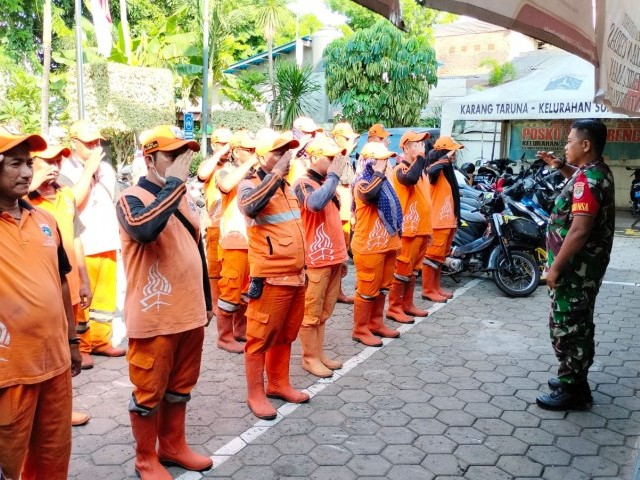 Tingkatkan Kedisiplinan, Babinsa Koramil 07/Kemayoran Latihkan PBB Anggota PPSU