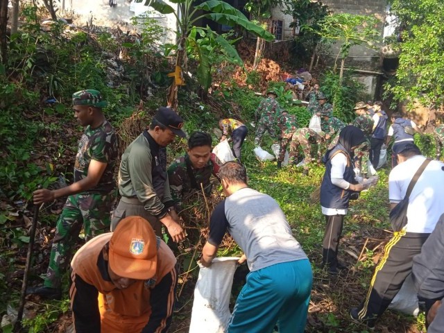 Karya Bakti Di Awal Tahun, Koramil 03/Pasar Rebo, Ciracas Bersihkan Selokan Air