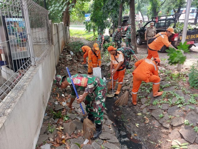 Koramil 05/Kramatjati, Makassar Karya Bakti Bersama Warga Bersihkan Saluran Air