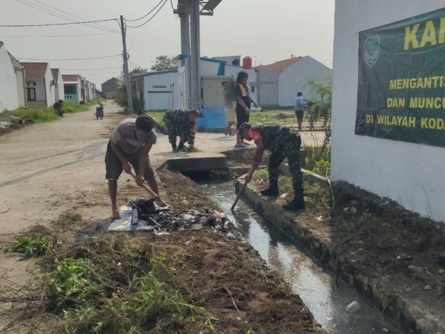Anggota Koramil 10/Sepatan Kodim 0510/Tigaraksa Bersama Masyarakat Karyabakti Bersihkan Saluran Air