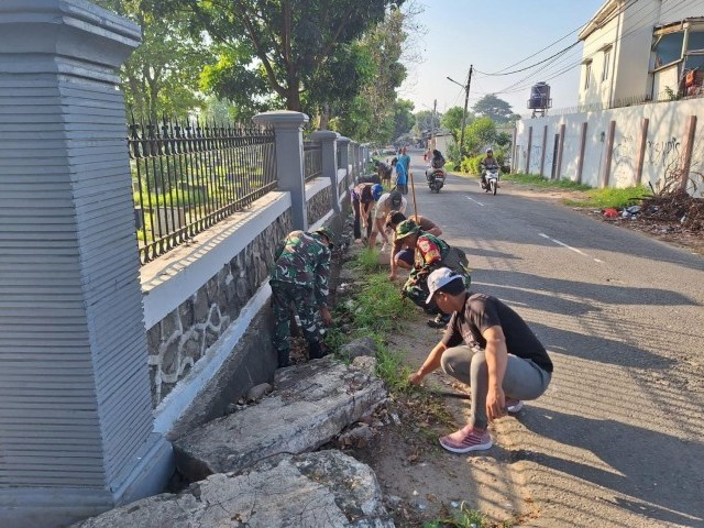 Babinsa 07/KB Bersama Muspika dan Ketua RW Juga RT Serta Masyarakat Gelar Kerja Bakti