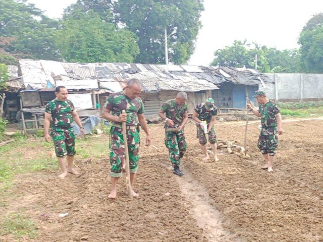 Bantu Program Ketahanan Pangan, Babinsa Koramil 03/Teluk Pucung Bantu Petani Siapkan Lahan Urban Farming