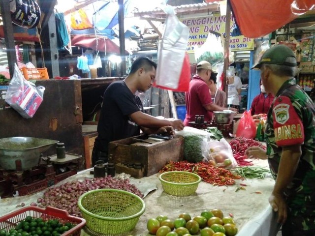 Pantau Harga Sembako dan Situasi Pasar, Babinsa Koramil 01/Tamansari Sambangi Pasar