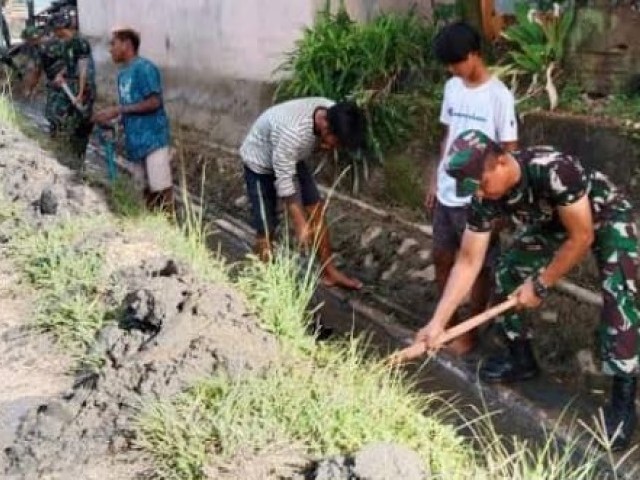 Jajaran Personil Kodim 0506/Tangerang, Cegah Banjir Dan Wabah Penyakit