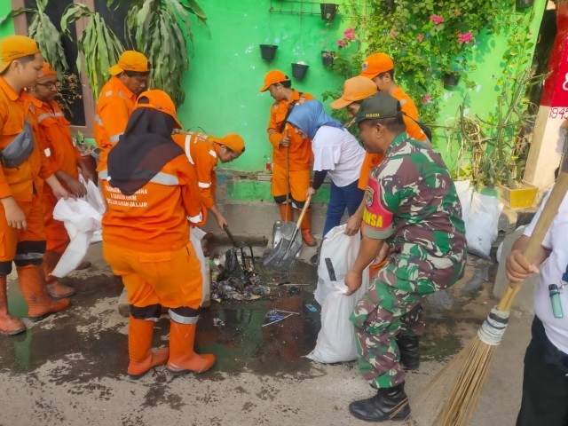 Babinsa Koramil 08/Johar Baru Melaksanakan Kerja Bakti Bersama Warga Dan Anggota PPSU