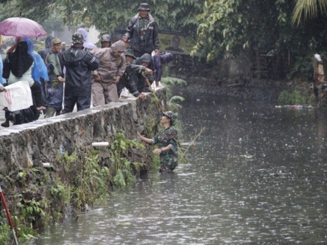 Hujan Gerimis Tak Menghalangi Prajurit Koramil 01/Kranji Untuk Melaksanakan Karya Bakti TNI