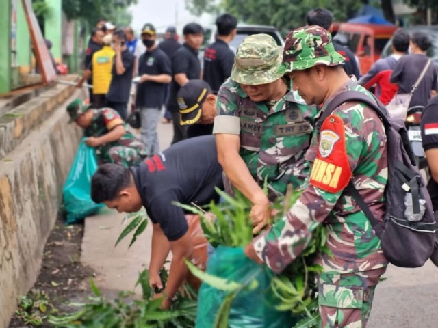 Cegah penyebaran Wabah Penyakit Dan Banjir, Koramil 02/Pondok Gede Gelar Karya Bakti TNI Bersama Masyarakat Bersihkan Pasar
