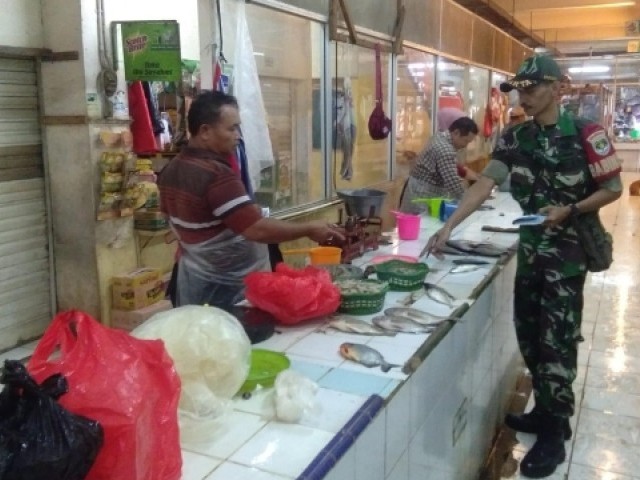 Cek Harga Sembako dan Keamanan, Babinsa Koramil 05/KJ Turun ke PD Jaya Pasar Pos Pengumben