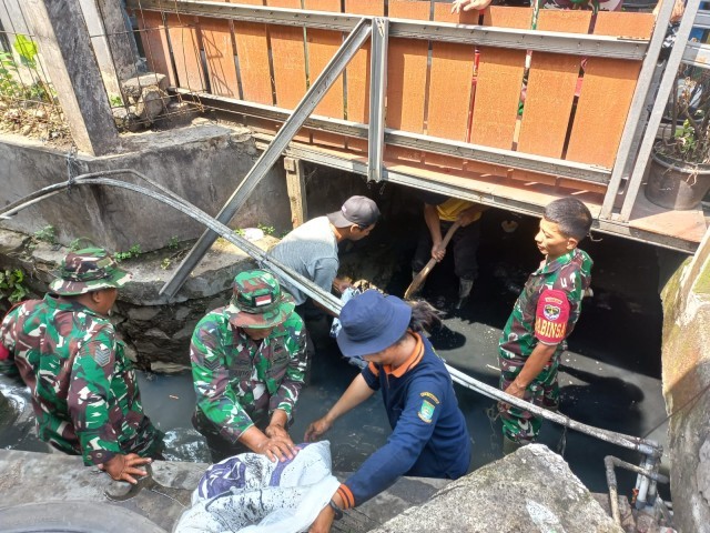 Koramil 06/CBD Pembersihan Antisipasi Banjir Dan Wabah Penyakit