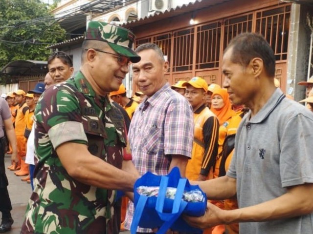 Bantu Kesulitan Rakyat, Danramil 03/Grogol Petamburan Berikan Bantuan Untuk Warga Terdampak Kebakaran Pasca Kerja Bakti Bersama Tiga Pilar