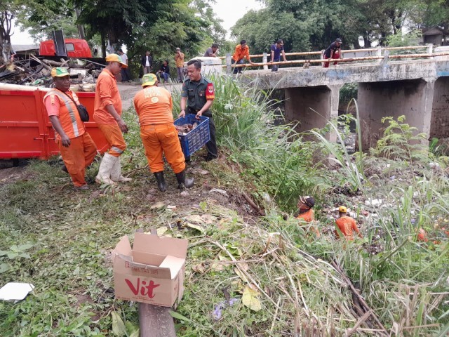 Gelar Karya Bakti, Babinsa Bersama UPTD Kebersihan Tuntaskan Sampah di Kali Mundu