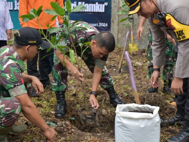 Dandim 0501/JP Mengikuti Vicon Pimpinan Pangdam Jaya Penanaman Pohon Buah dan Cabe Serentak di Wilayah Kodam Jaya