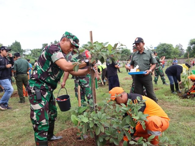 Kodim 0504/JS Bekerjasama Dengan Pemerintah Kota Administrasi Jakarta Selatan Melaksanakan Kegiatan Penanaman Pohon Produktif