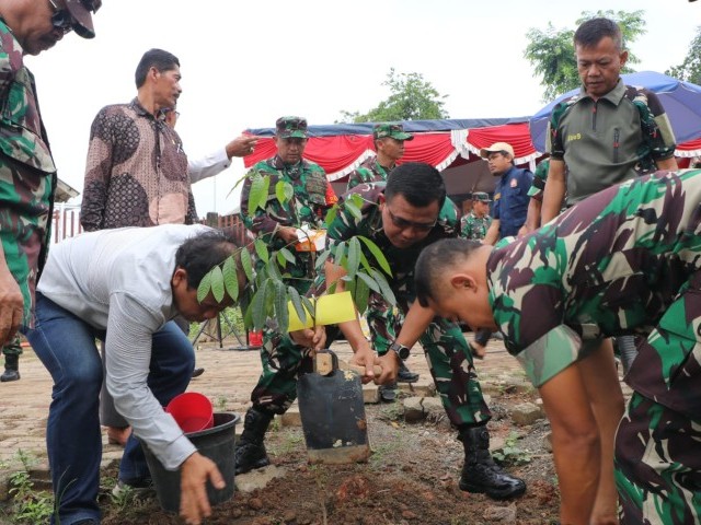 Dandim 0509/Kab. Bekasi Vidcon Bersama Pangdam Jaya Ajak Masyarakat Tanam Ratusan Pohon Di Situ Burangkeng
