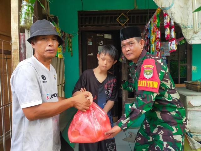 Warga Kampung Cijengkol dan Kampung Lubang Buaya Sambut Gembira Program Jumat Berkah Kodim 0509/Kabupaten Bekasi