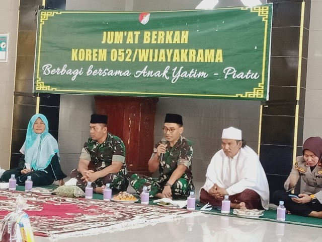 Jumat Berkah Rutin, Korem 052/Wkr Berikan Santunan Kepada Yayasan Yatim Piatu Darunnas