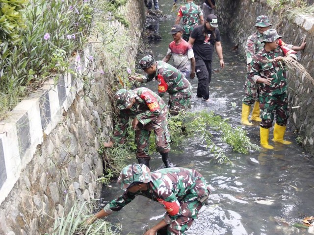 Musim Penghujan Tiba, Koramil 03/Teluk Pucung Bersama Warga Laksanakan Karya Bakti TNI Bersihkan Selokan Perumahan