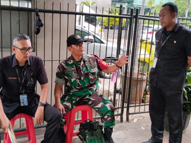 Babinsa Sertu Siswanto Sampaikan Pesan Keamanan Kepada Security Untuk Selalu Waspada Setiap Saat