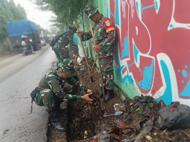 Tak Ingin Tumpukan Sampah Berserakan, Babinsa Mengelar Karyabakti Bersama Muspika Kecamatan Tambun Selatan