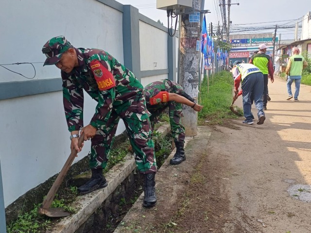 Antisipasi Banjir Dan Wabah Penyakit, Danramil 05/Blr Pimpin Karbak Bersihkan Saluran Air