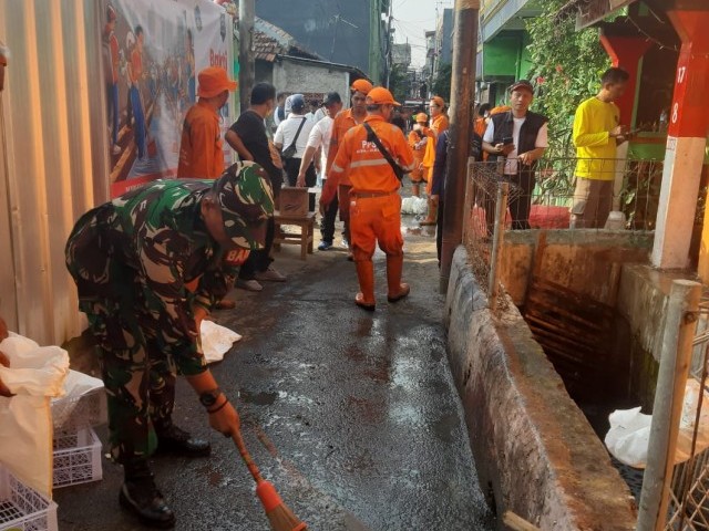 Babinsa Koramil 08/Johar Baru Melaksanakan Kerja Bakti Bersama Warga Binaan Dan Anggota PPSU