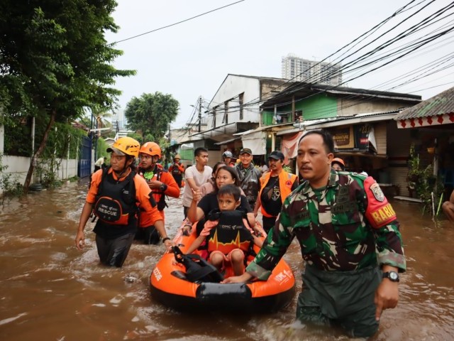 300 Rumah Terendam Banjir Di Cilandak Timur, Dandim 0504/Jakarta Selatan Evakuasi Warga