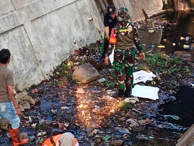 Hadirnya Babinsa Koramil Jatinegara, Bantu Warga Kerja Bakti