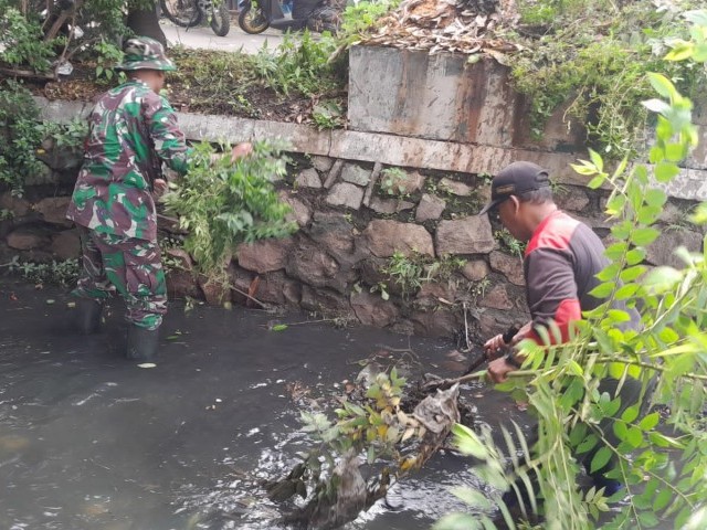 Peduli Kebersihan, Babinsa Koramil 01/Kranji  Bersama Warga Karya Bakti Bersihkan Kali Citra Jakasetia
