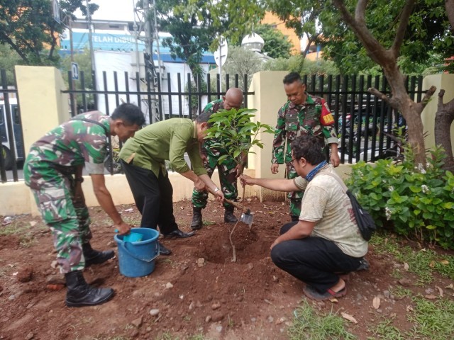 Wujudkan Lingkungan Asri Dan Nyaman, Koramil 03/Senen Melaksanakan Penanaman Pohon