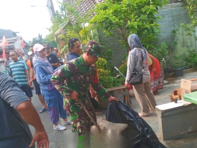 Lingkungan Bersih, Babinsa Koramil 03/Pasar Rebo Ajak Warga Kerja Bakti