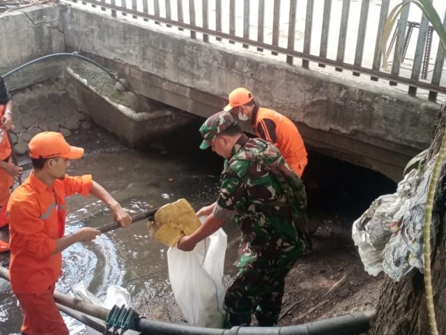 Babinsa Koramil 05/Tanah Abang Melaksanakan Kerja Bakti Bersama Anggota PPSU